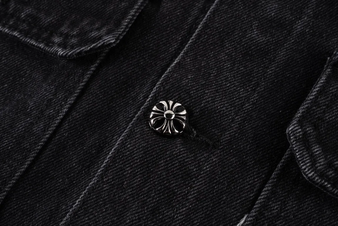 P260 ChromeHearts classic embroidered leather label distressed washed two-color denim jacket 🐂 Hot new release 🐂 High-quality denim fabric The upper body is comfortable and stylish High-quality turning and fine washing The details are clearly identifiable The classic design is iconic 🔥A must-have for daily street use It is very suitable for the current season 👍🏻 The loose fit upper body covers the flesh, simple, comfortable and fun with the trend! 💯 Style number: 1585# Color: black with black label Size: M L